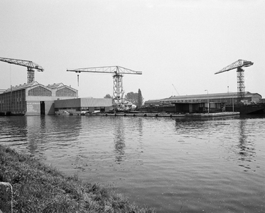 76186 Gezicht op de Scheepswerf en Machinebriek de Liesbosch N.V. (De Liesbosch 5) te Nieuwegein. Op de voorgrond het ...